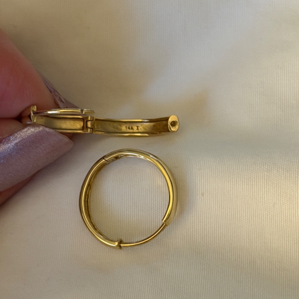 Mejuri 14k Yellow Gold Bold Medium Hoops earrings - Picture 3 of 5